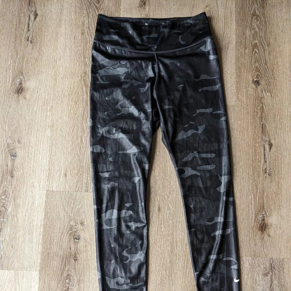 Nike Dry Fit Black Camo Leggings Women's Size Medium Active Gym - Picture 1 of 9